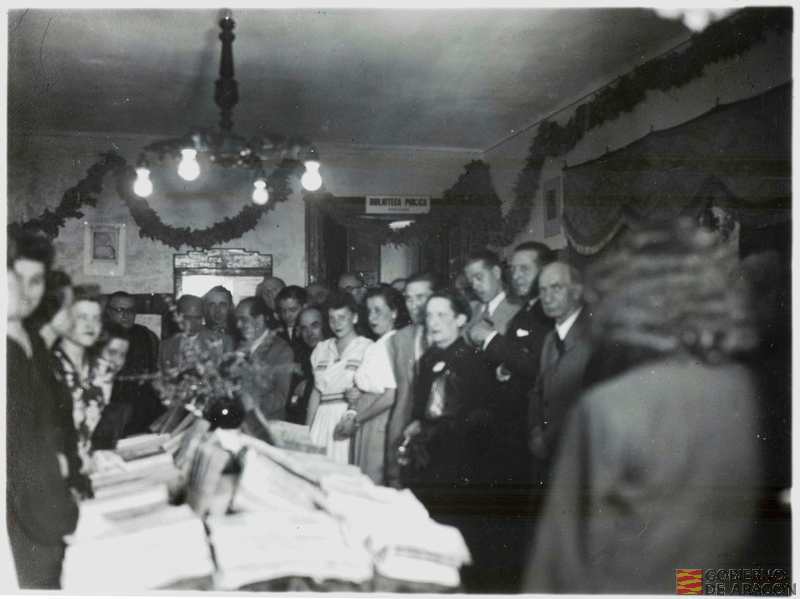 Autoridades provinciales y escolares en el acto de inauguración de la Sección Circulante de la Biblioteca Pública y apertura de la Exposición Bibliográfica