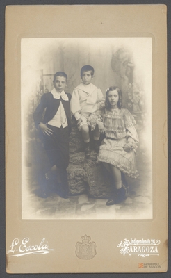 Retrato de tres niños. L. Escolá
