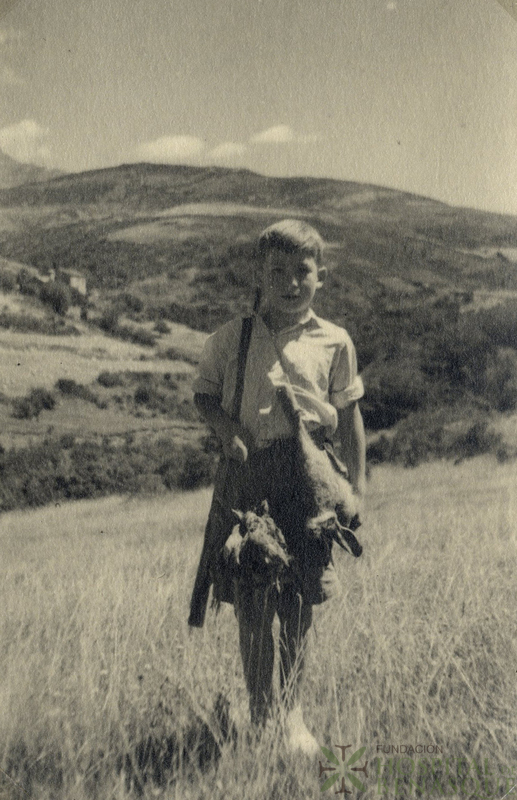 Niño con escopeta en cacería