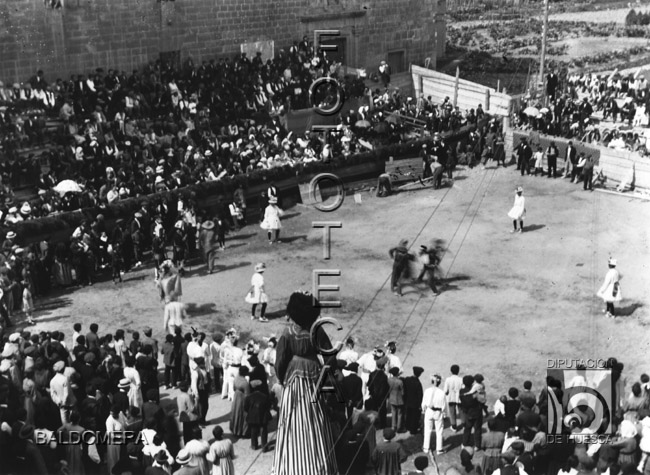 Fiesta en Graus. Los danzantes actuando ante numeroso público delante de la Iglesia de La Compañía. Antonio López Santolaria. Graus