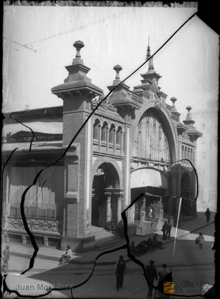 "Zaragoza. Mercado, puerta principal. Autor: D. Félix Navarro.". Juan Mora Insa