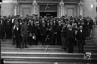 Grupo de autoridades en las escaleras del Casino. Ildefonso San Agustín. Huesca