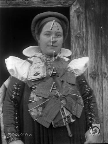 Fiesta del traje. Mujer de frente. Ricardo del Arco y Garay. Ansó