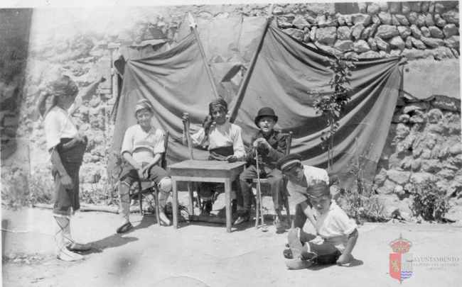 Grupo de niños haciendo teatro. La Puebla de Alfindén