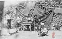Grupo de niños haciendo teatro. La Puebla de Alfindén