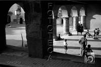 Personas bajo los soportales de la plaza. Alfonso Foradada Coll. Monzón