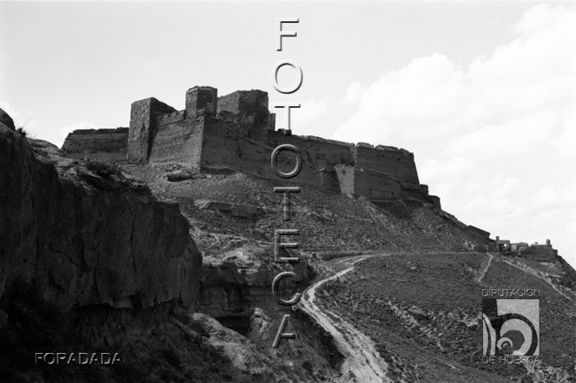 Vista del exterior del castillo. Alfonso Foradada Coll. Monzón