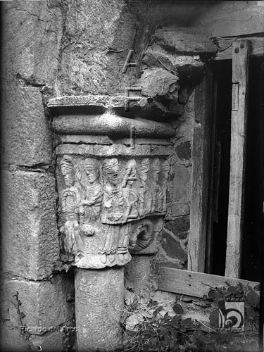 Claustro de la colegiata. Capitel de Salomé y muerte de san Juan Bautista. Ricardo del Arco y Garay. Alquézar. Somontano