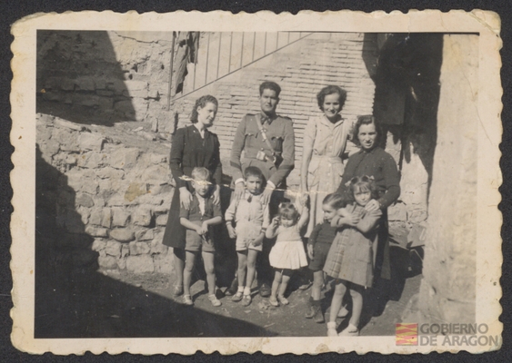 Retrato de la familia Conte Cazcarro en Alcolea de Cinca. Laboratorio Plana Huesca