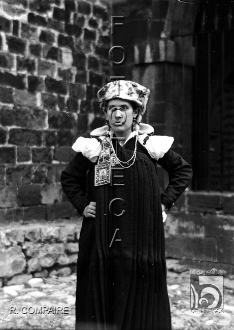 "Ansotana en traje de fiesta". Ricardo Compairé Escartín. Ansó