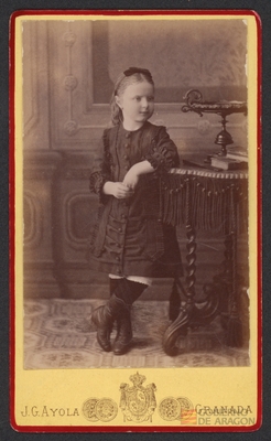[Retrato de niña]. J.G.Ayola