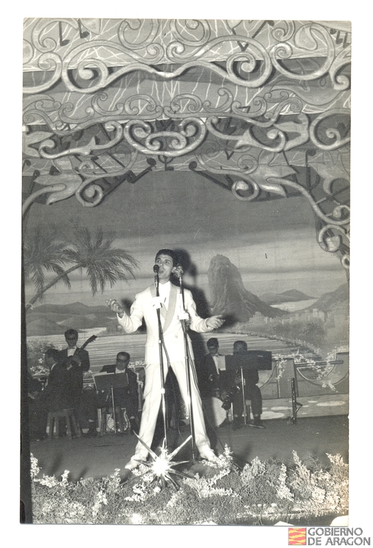 XVI Aniversario. Gala artística celebrada en el Teatro-cine Marín. Actuación del cantante Tony Añón. 30 de abril. Teruel