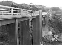 Mujeres en el puente de El Grado. Antonio López Santolaria. Grado, El