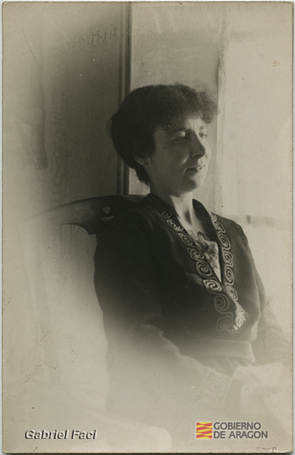 Retrato de Amparo Fairén sentada junto a una ventana. Gabriel Faci Abad