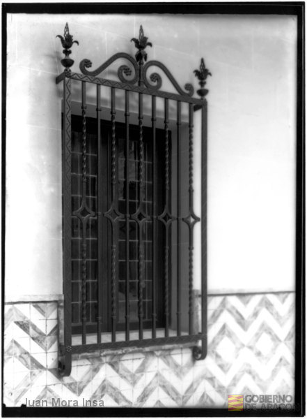"Zaragoza, Audiencia. Reja. Estilo: Renacimiento. Autor: Sr. Tolosa.". Juan Mora Insa