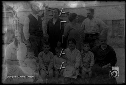 Grupo de hombres, mujeres y niños en un corral. Joaquín Galán Bernal. Huesca