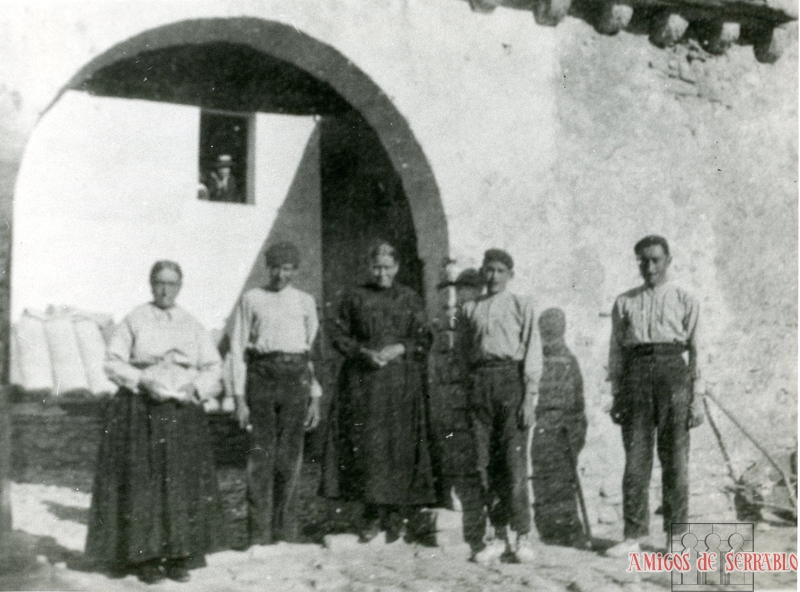 Gentes en la puerta de Gella de Cartirana