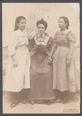 Retrato de una mujer con dos niñas