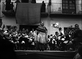 Jotera actuando con una rondalla. Mariano Gómez Zamora. Huesca