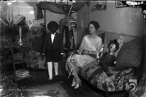 Mujer con una exposición de objetos. Ildefonso San Agustín. Huesca