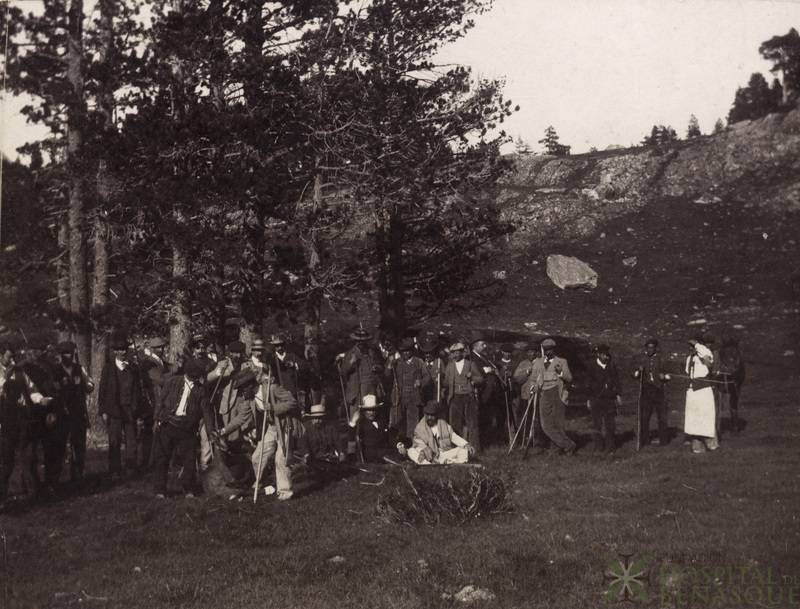 Grupo de excursionistas en zona de alta montaña