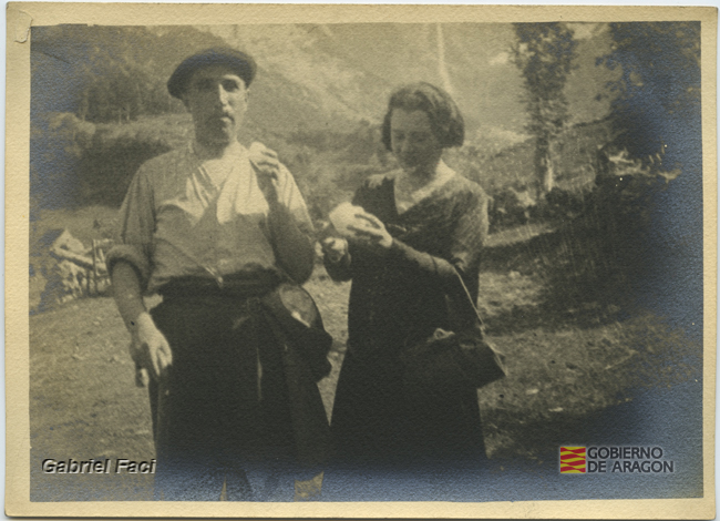 Retrato de hombre con boina y mujer con bolso en un paisaje montañoso. Gabriel Faci Abad