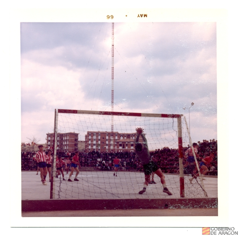 XVI Aniversario. Inauguración de la antena de Onda Media en las instalaciones del complejo deportivo de la O.S. (Campo Pinilla) en el Ensanche. Encuentro de balonmano entre Atlético de la O.S. y Santa Emereciana. 1 de mayo. Teruel