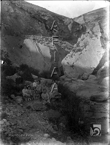 Mujeres y niños al borde del río Isuela. Ricardo del Arco y Garay. Nueno. Hoya de Huesca