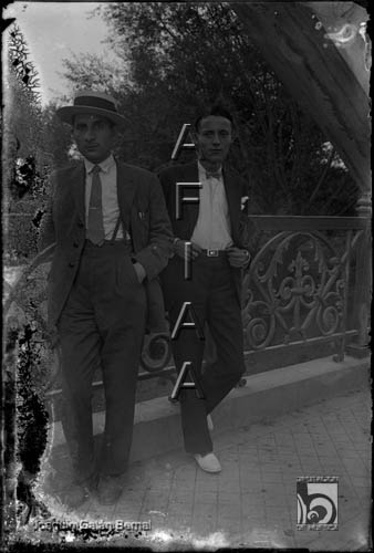 Dos hombres en el Puente de San Miguel o Puente Nuevo. Joaquín Galán Bernal. Huesca