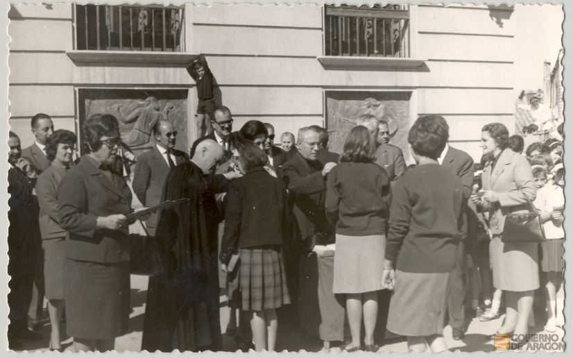 Cultura. Juventudes femeninas. Fiesta de santa Teresa de Jesús, patrona de la Sección Femenina. Mesa de autoridades: Juan Pablos Abril, Rita Navarro Mínguez, Emilio Rabanaque, Amable Escalante Antequera, Ventura Pamplona y Carmen Salomón Boix, entre otras autoridades y jerarquías. Plaza del seminario, 15 de octubre. Teruel