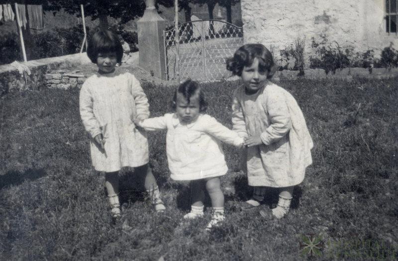Tres niñas en el jardín de casa Suprián.