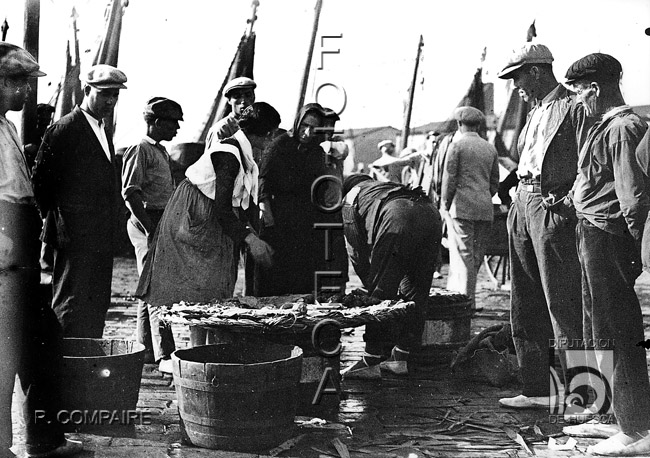 "Contemplando las paneras de pescado". Ricardo Compairé Escartín. Barcelona