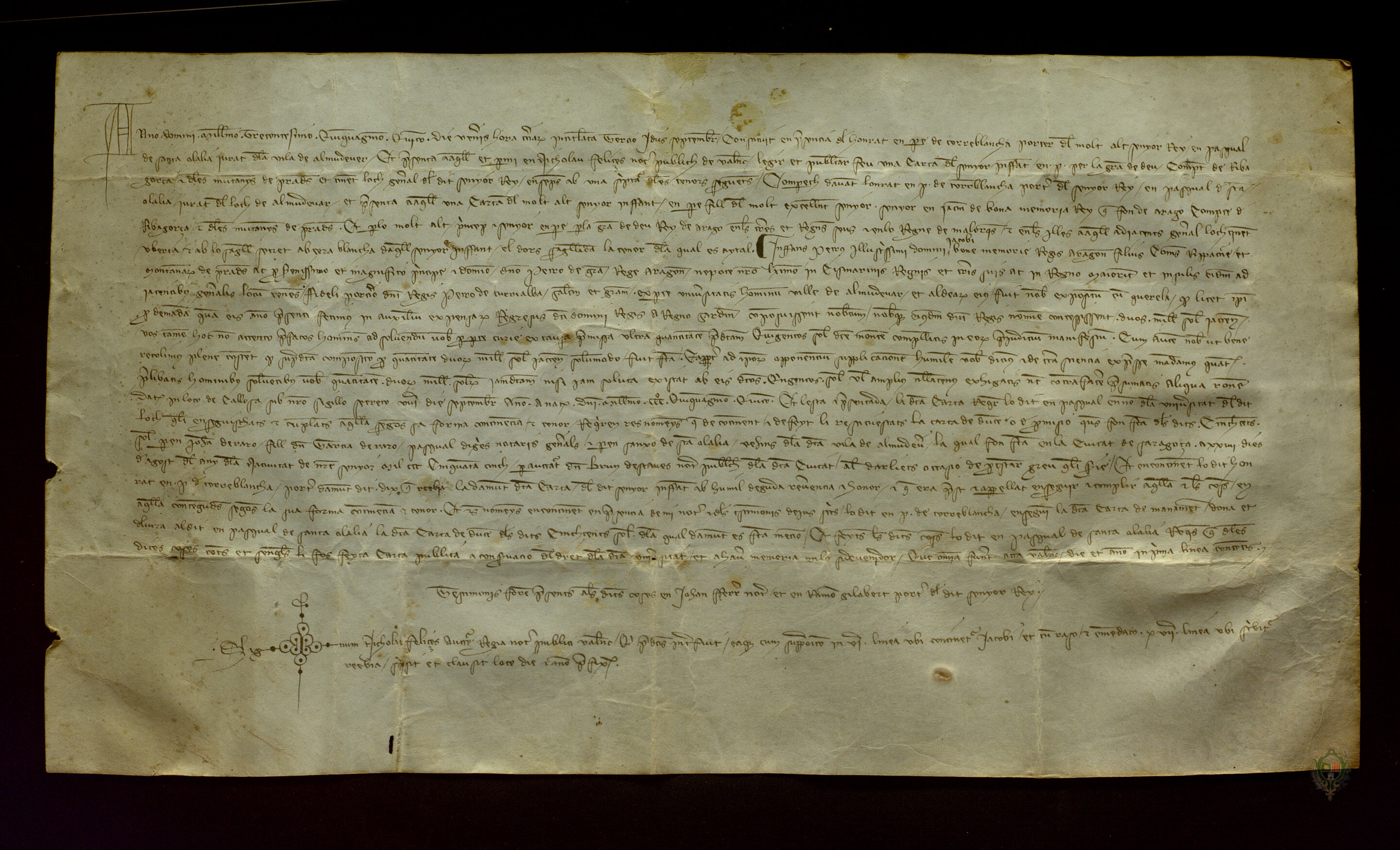 Pascual de Santolaria, jurado de Almudévar, presenta ante Pedro de Torreblanca, portero real, una carta del infante Pedro, conde de Ribagorza, en la que informa de que el concejo de la villa había llegado a un acuerdo con el rey para pagar 2.000 sueldos jaqueses destinados a la guerra de Cerdeña, y que pese a ello se les exigía 500 sueldos más, tras lo cual el portero real entrega al representante del concejo una carta de deuda de 500 sueldos.