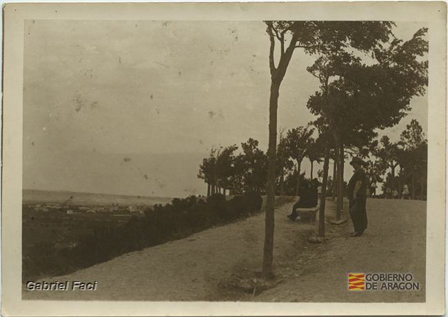 Retrato de una mujer admirando el paisaje en un paseo arbolado. Gabriel Faci Abad