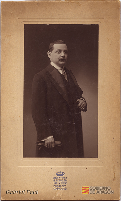 Retrato de juventud de Ángel Faci, sosteniendo unos guantes. Gustavo Freudenthal Art Studio