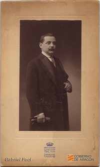 Retrato de juventud de Ángel Faci, sosteniendo unos guantes. Gustavo Freudenthal Art Studio