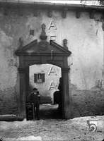Hombre en la portada de un patio. Ricardo del Arco y Garay. Anciles