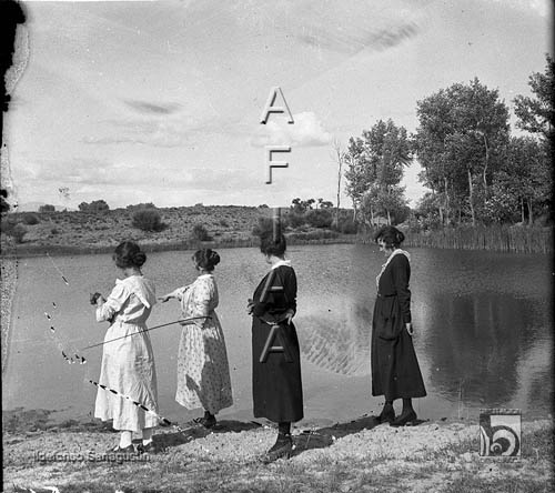 Alrededores de la ciudad. Mujeres al borde de la Alberca. Ildefonso San Agustín. Huesca
