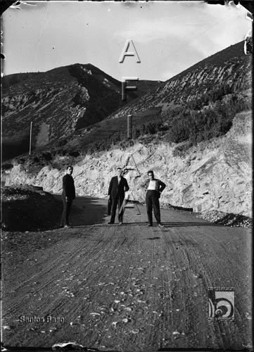 Tres hombres en los alrededrores del pantano de Belsué. Santos Baso Simelio