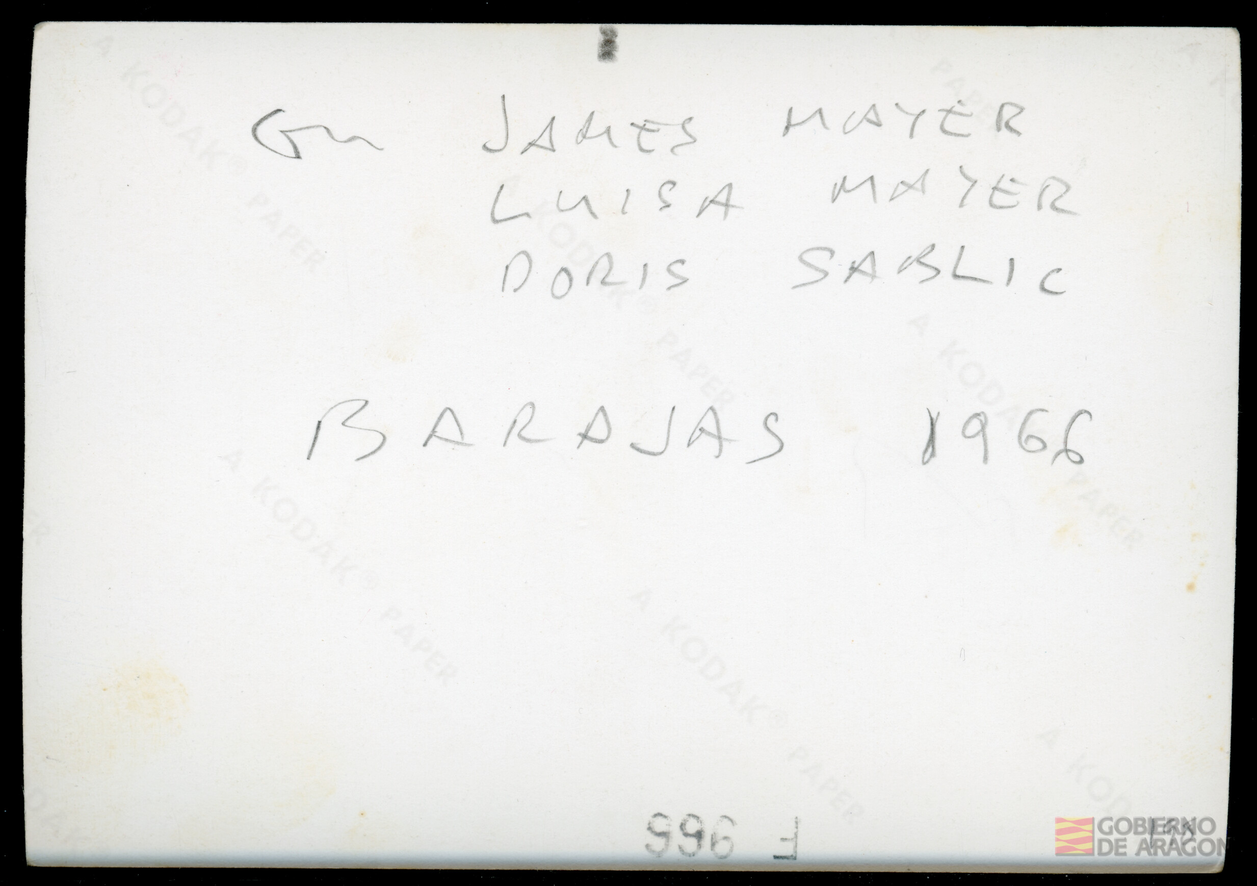 Ángel Conte Cazcarro junto con James Mayer, Luisa Mayer y Doris Sablic en Barajas.