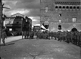 Parada militar en la plaza. Mariano Gómez Zamora. Ayerbe
