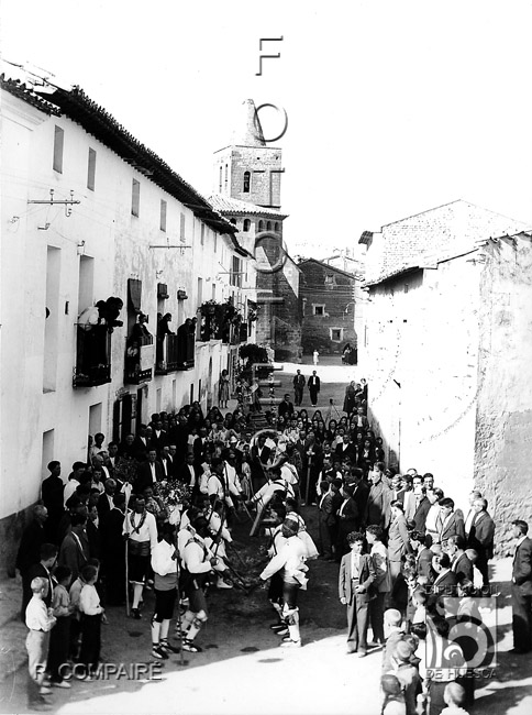 "Procesión. Imagen y danzantes". Ricardo Compairé Escartín. Sena