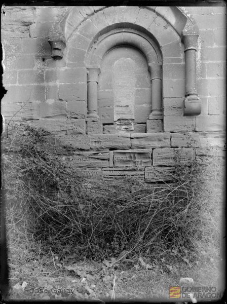 Villanueva de Sigena (Huesca). Monasterio de Sigena. Ventanal románico del ábside. José Galiay Sarañana