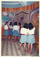 Albergue de Villanúa. Niñas mirando murales. Minerva Sociedad Española de Fotografía Aplicada, S.A.
