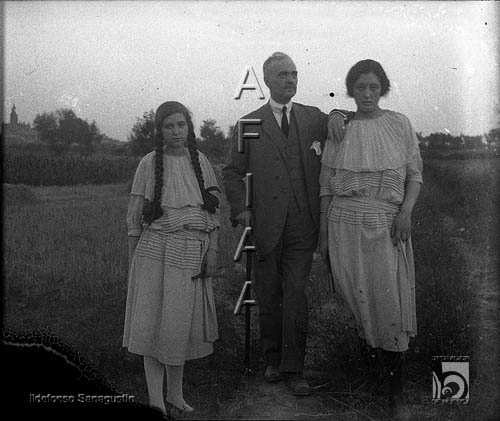 Retrato de familia en las cercanías de la ciudad. Ildefonso San Agustín. ca. 1920. Huesca