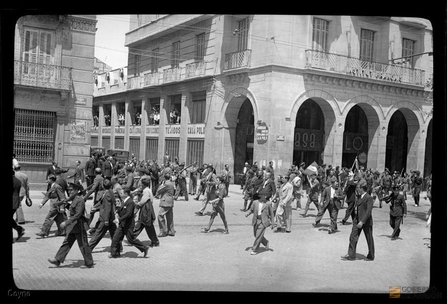 Desfile de requetés en la plaza de Aragón mezclados con la gente. Manuel Coyne Buil. Zaragoza