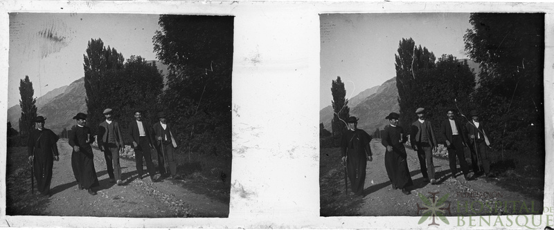 Retrato de cinco hombres (dos de ellos curas), andando por un camino hacia Benasque