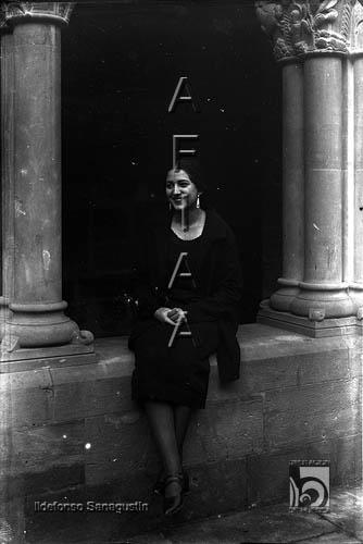 Mujer en el claustro de San Pedro el Viejo. Ildefonso San Agustín. Huesca