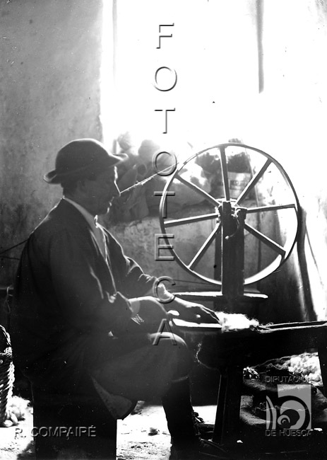 "Pelaire en su taller". Ricardo Compairé Escartín. Ansó