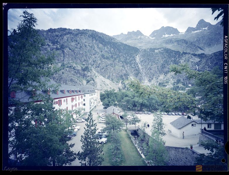 Automóviles aparcados junto a edificios en el Balneario de Panticosa